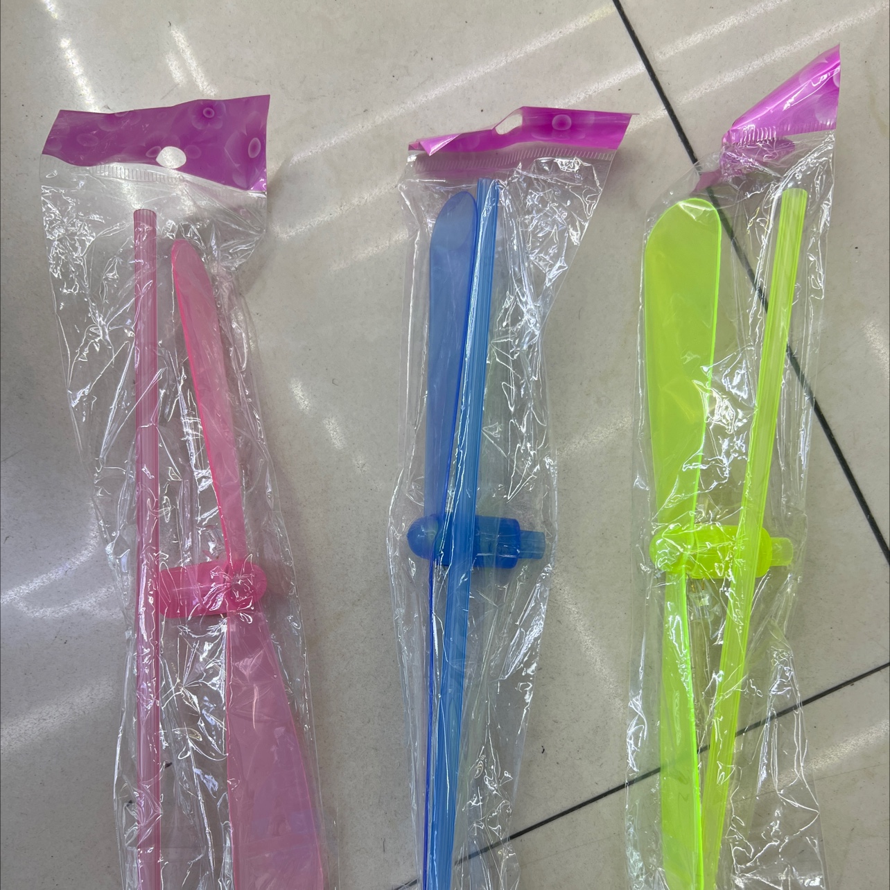 飞盘发光飞碟批发小黄人感应飞机复活节兔子走路狗儿童玩具多款可选产品图