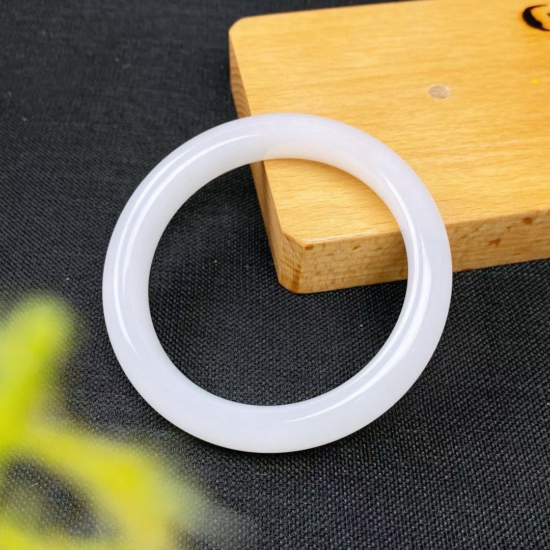 



    和田玉手镯原矿老料，青海羊脂白玉，一级白润，玉质细腻，密度好，精美苏工雕刻，手工打磨，高端质感，