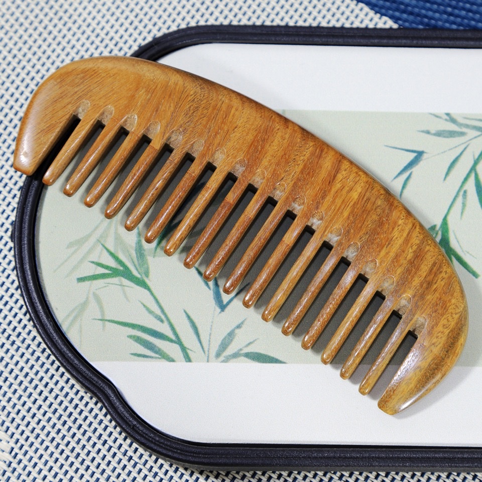 Green sandalwood comb, moon comb, fine-toothed wide-toothed massage comb, household gift comb, portable green sandalwood comb detail image 3