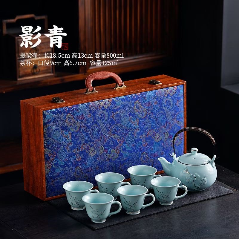青瓷提梁壶梅花带把杯茶具，高端礼盒包装产品图