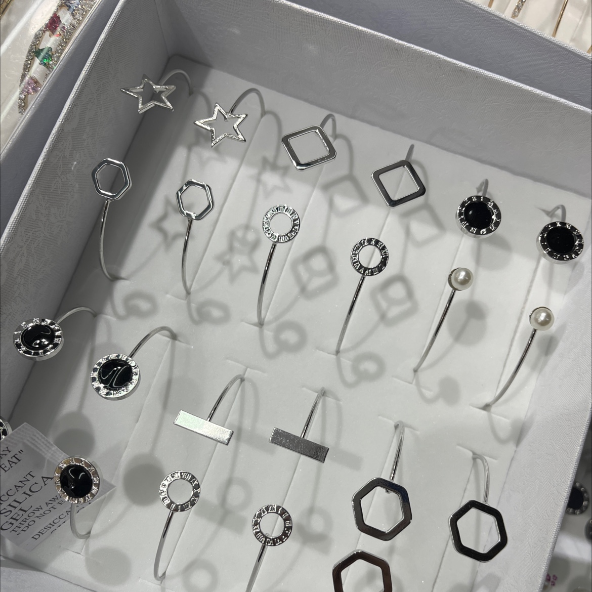 A niche design of a female student bracelet, a European and American geometric rhombic bracelet, a European and American bracelet