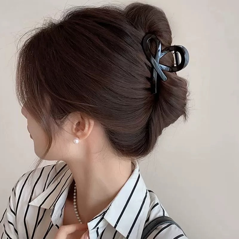 Small, elegant hair clip, a high-end look at the back of a woman's head, a shark clip, a half-tied, seamless hair bun, a hair clip Specification image