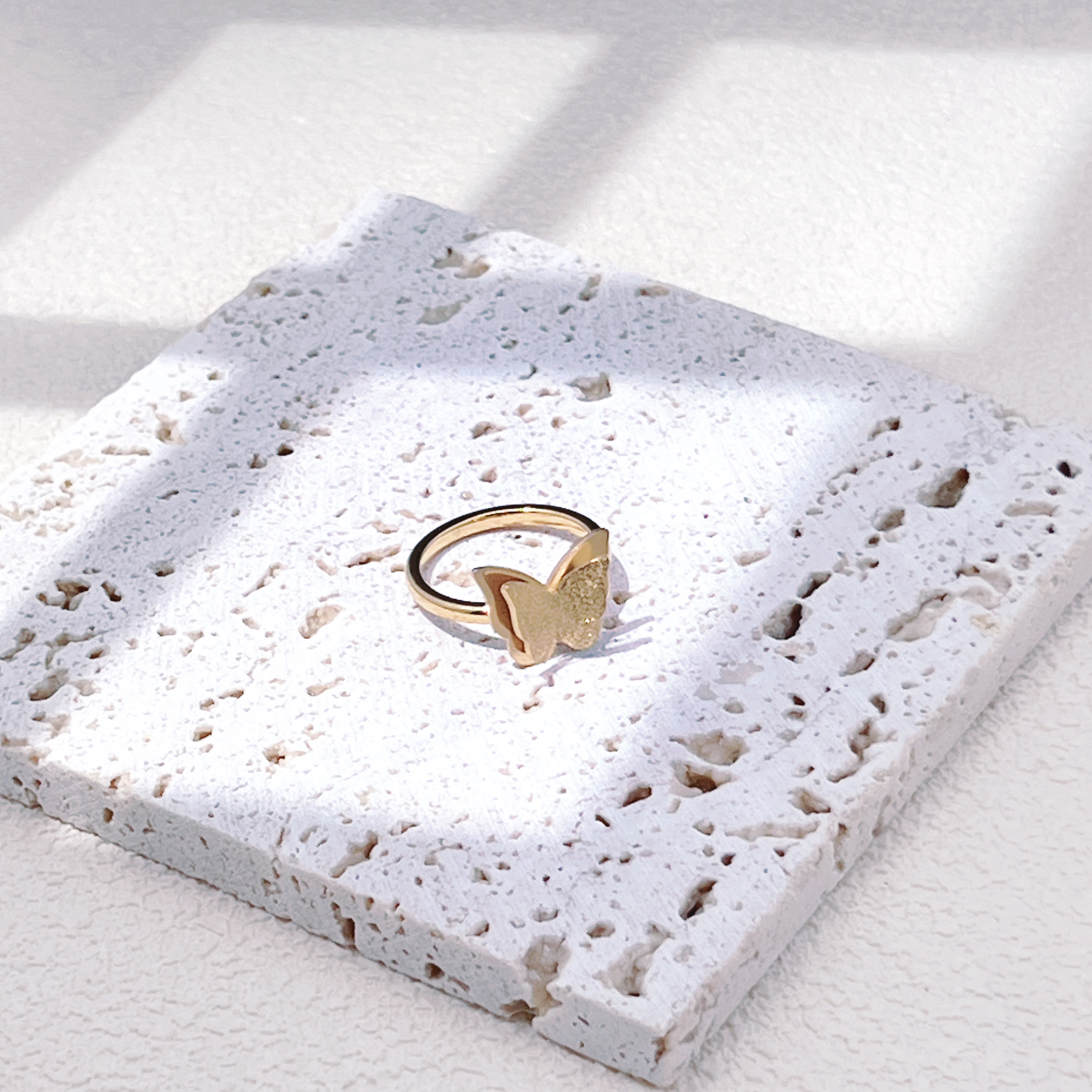 European and American style ring, fashionable and simple women's accessory, stainless steel zircon ring, unique vintage style, exquisite luster, dazzling color, zircon inlaid, women's fashionable jewelry, daily matching trendy accessory recommendation, mixed style Application Scenario