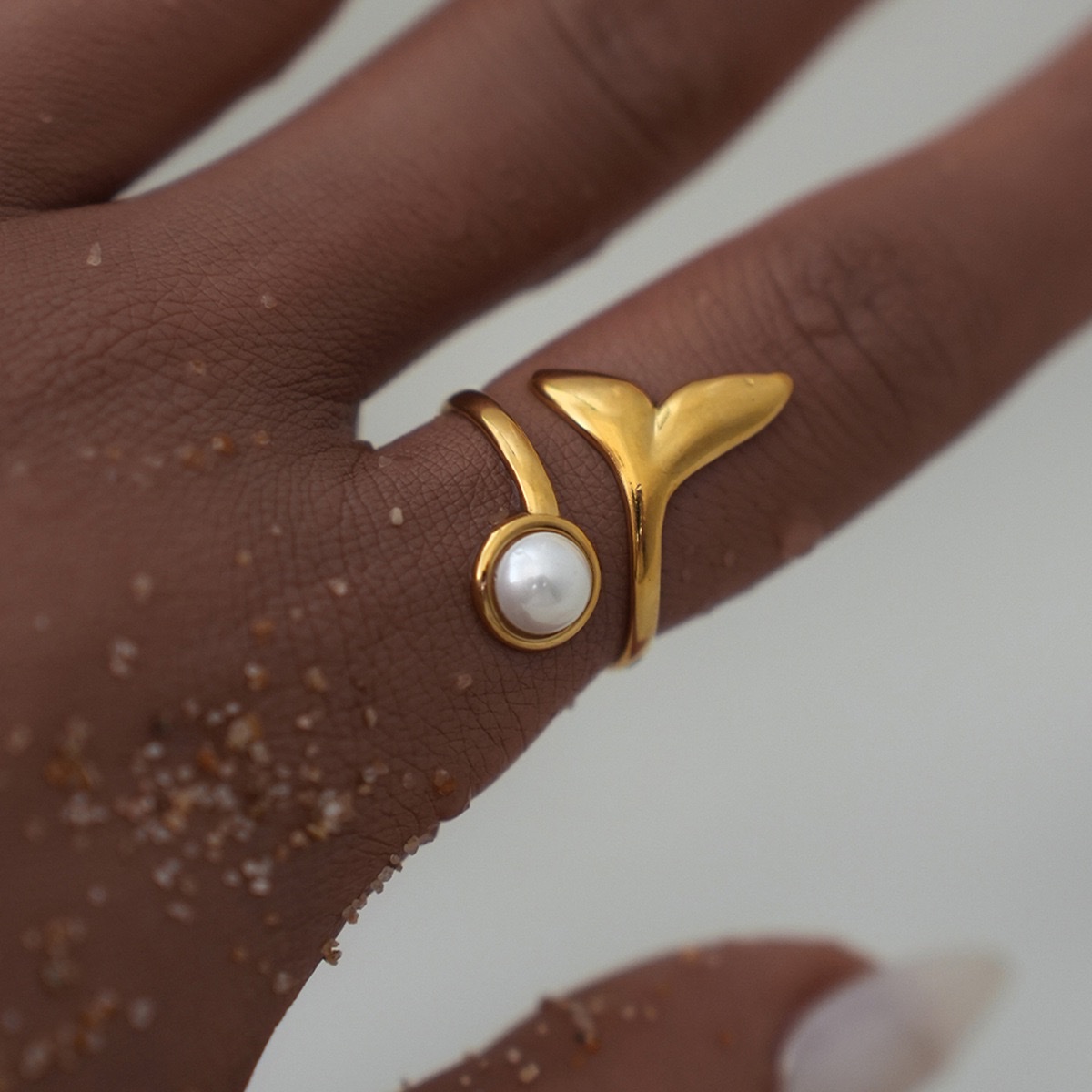 欧美跨境饰品不锈钢珍珠鱼尾开口戒指夏季简约小众设计感手饰批发 欧美跨境饰品不锈钢珍珠鱼尾开口戒指夏季简约小众设计感手饰批发 白底实物图