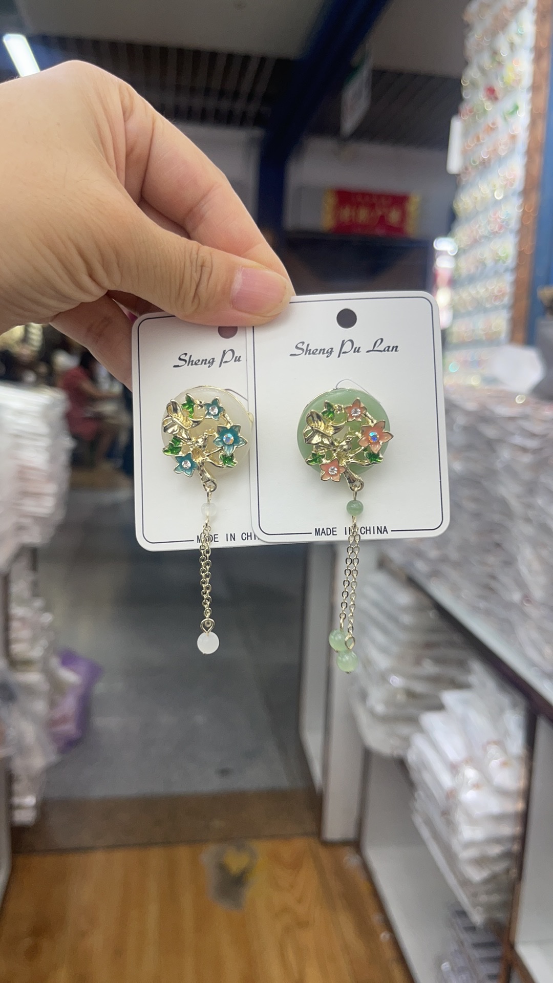 小香风胸针滴油马口铁胸章吧唧时尚别致配饰女款潮流百搭胸针小香风胸针滴油马口铁胸章细节图