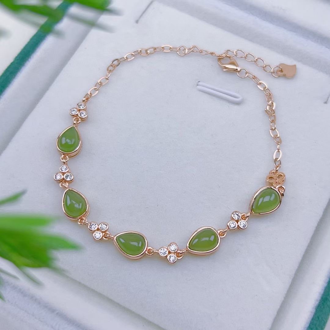 
   和田碧玉手串原矿老料，俄罗斯碧玉，完美无杂无裂，纯银精工镶嵌，工艺媲美k金镶嵌，简约大方，上手效果超级美，
玉石产品图