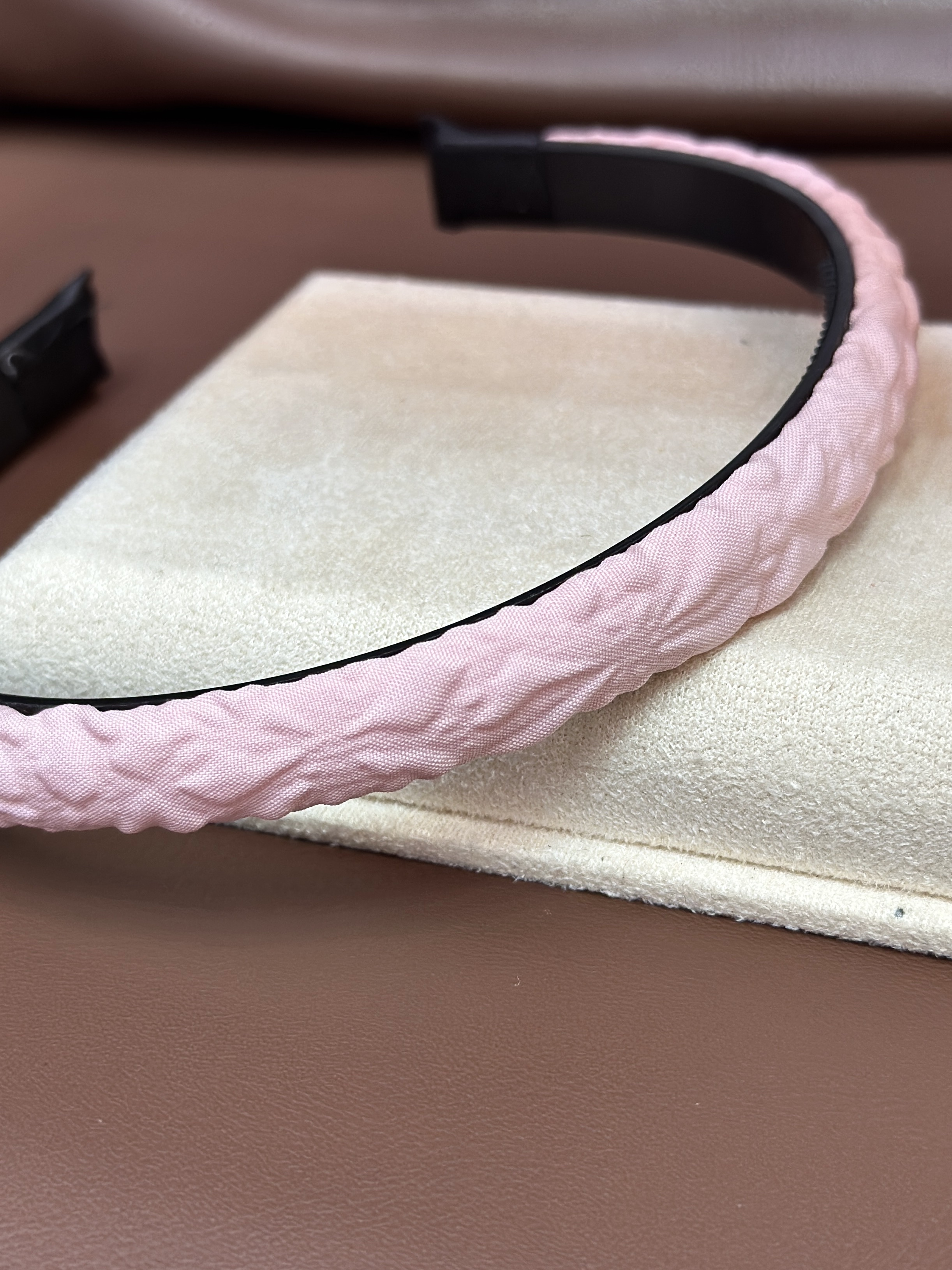 Candy-colored sponge hair bundles and headbands for women, summer hair pressing style, toothed hair accessories, toiletries, hair clips and hair clips, wholesale of accessories Application Scenario