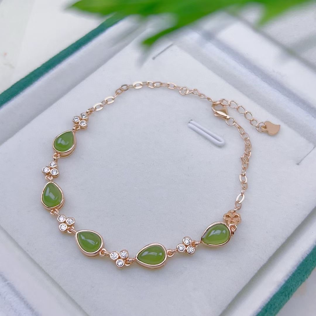 
   和田碧玉手串原矿老料，俄罗斯碧玉，完美无杂无裂，纯银精工镶嵌，工艺媲美k金镶嵌，简约大方，上手效果超级美，
玉石细节图