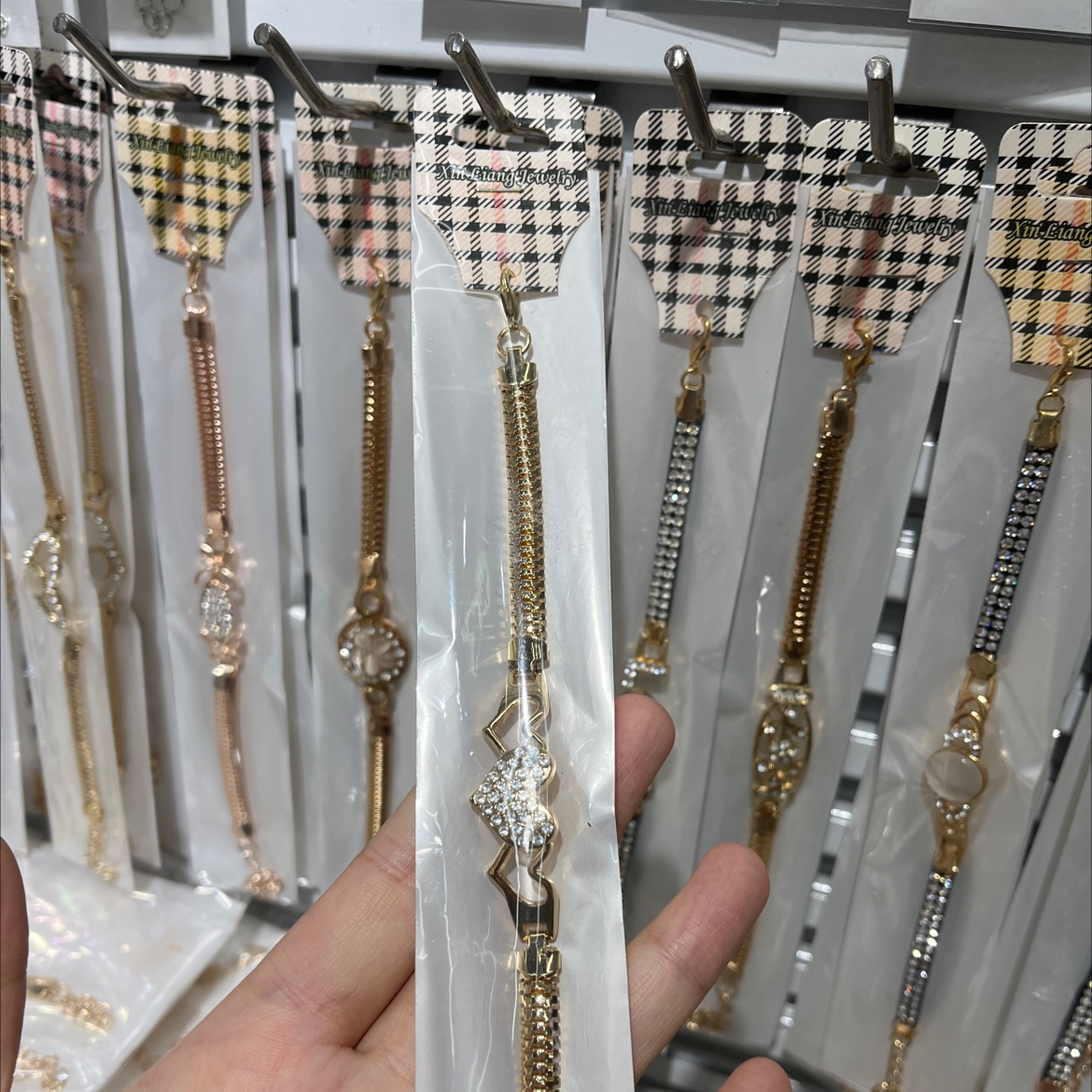 Alloy bracelet, niche design for female students, rose gold cat's eye stone bracelet, European and American geometric diamond-shaped bracelet