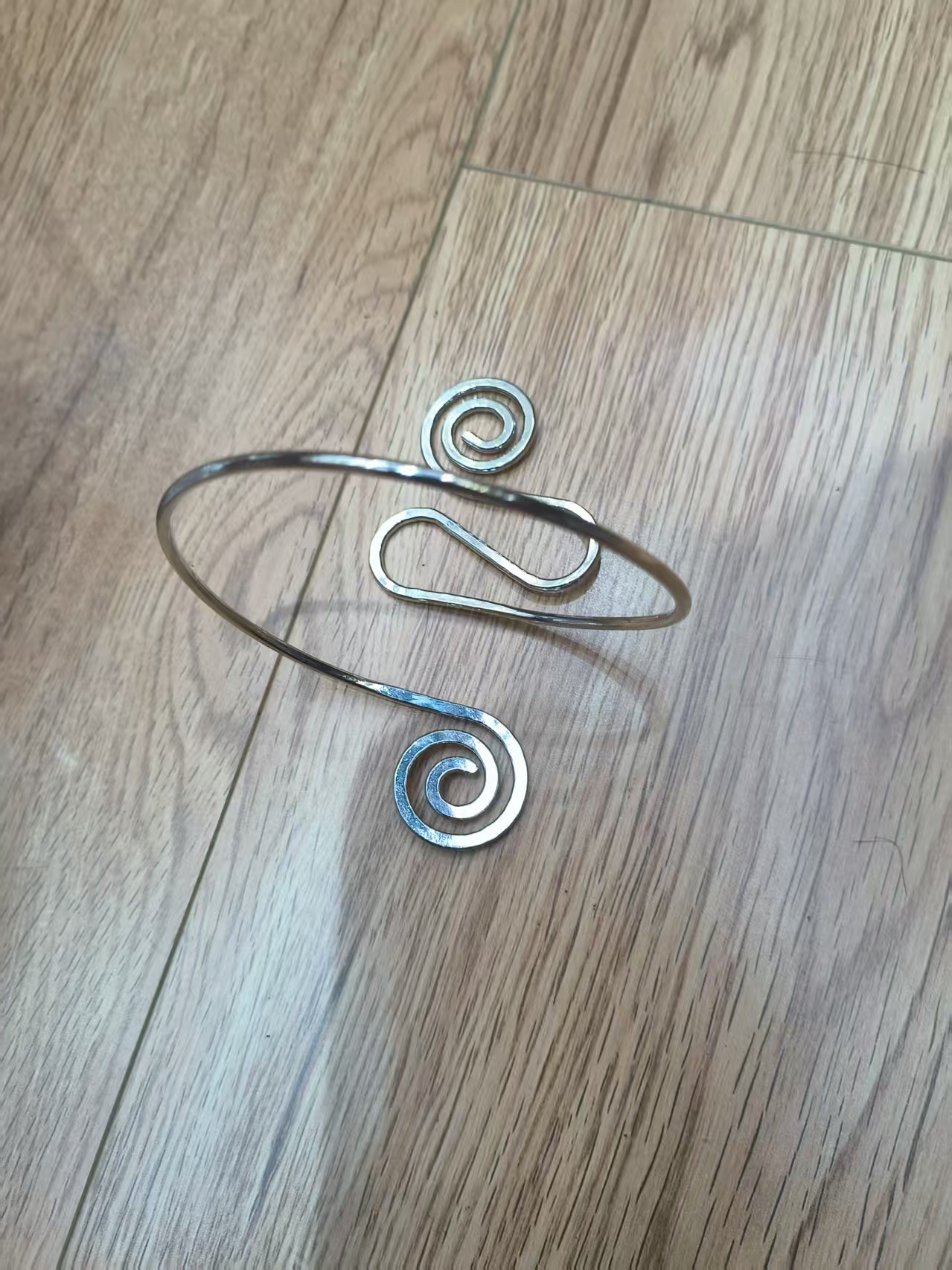 金色手镯手链臂环时尚简约女款饰品送礼品白底实物图