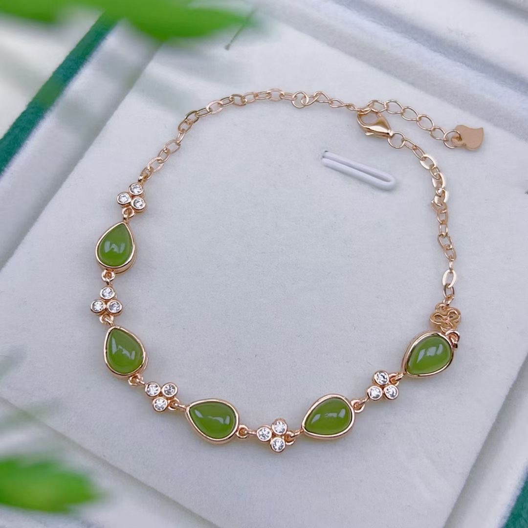 
   和田碧玉手串原矿老料，俄罗斯碧玉，完美无杂无裂，纯银精工镶嵌，工艺媲美k金镶嵌，简约大方，上手效果超级美，
玉石