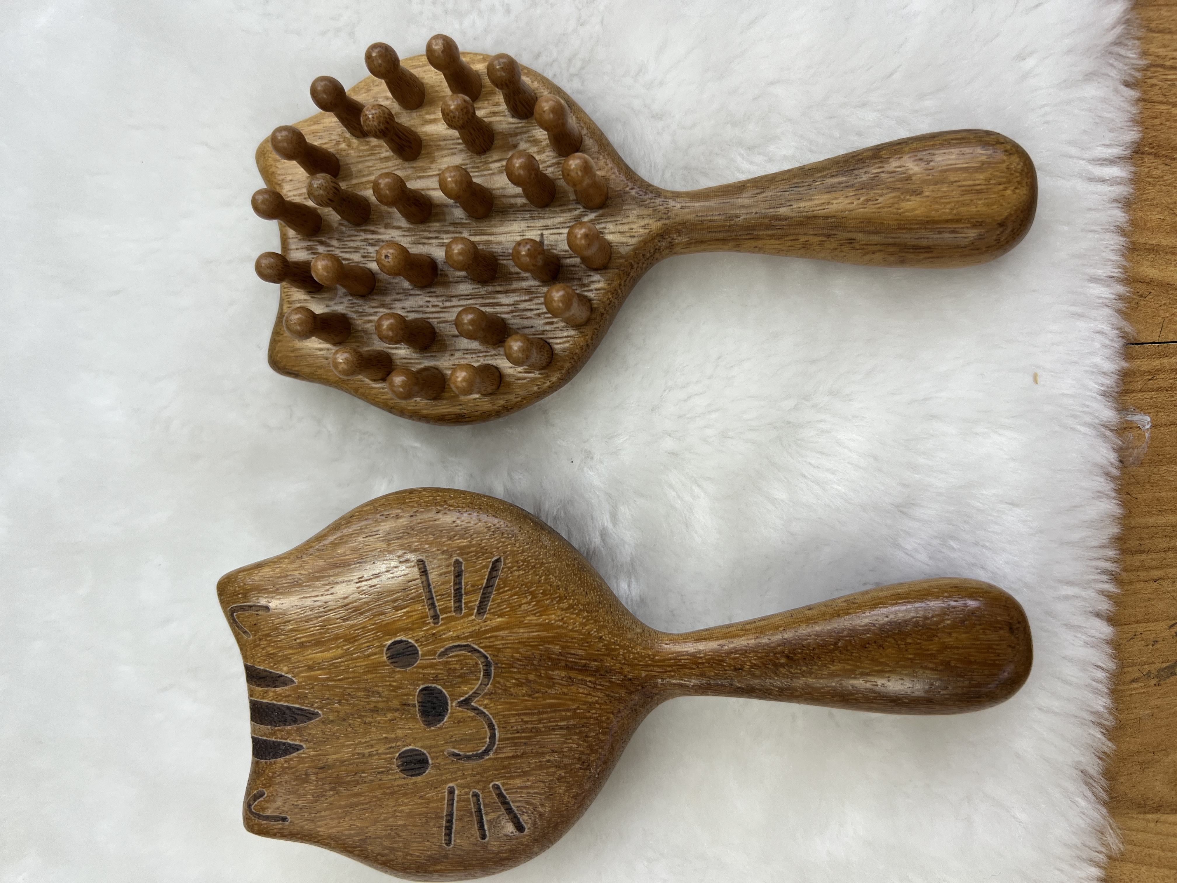 批发天然原木金丝檀木按摩梳点穴按摩梳送礼家用佳品详情图2