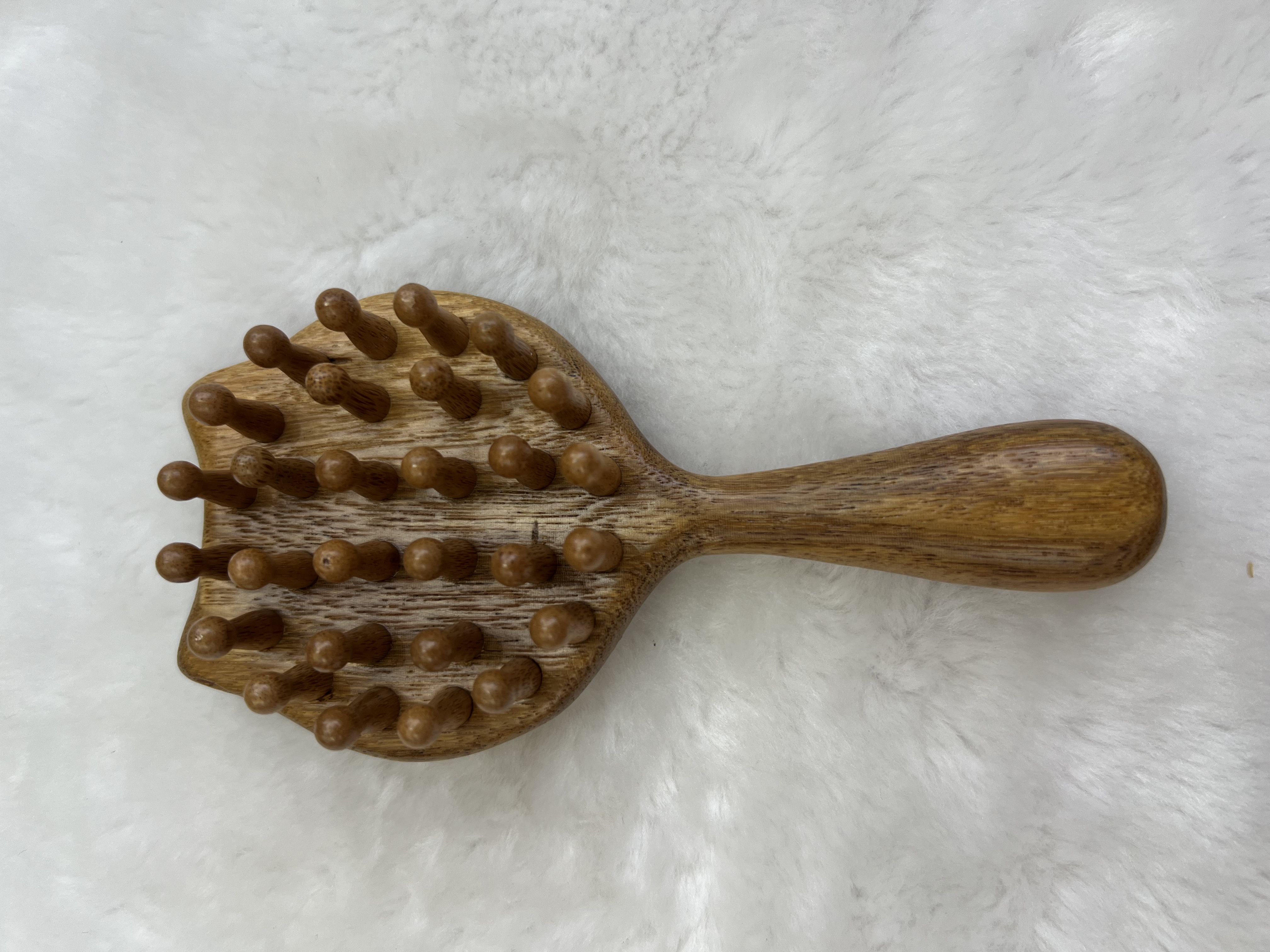 Wholesale natural wood golden thread sandalwood massage combs and acupoint massage combs are excellent gifts and household items details Picture