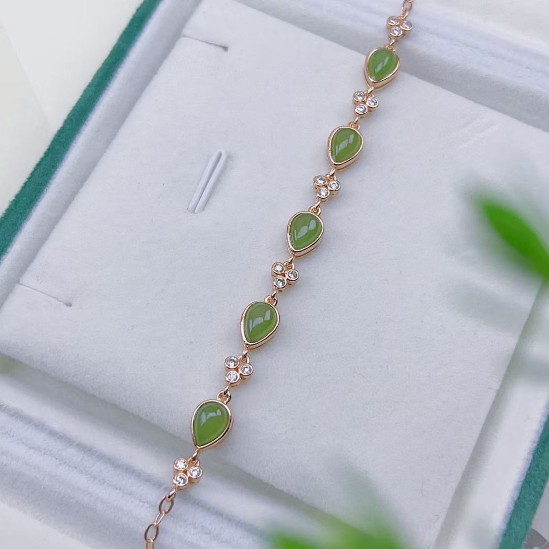 
   和田碧玉手串原矿老料，俄罗斯碧玉，完美无杂无裂，纯银精工镶嵌，工艺媲美k金镶嵌，简约大方，上手效果超级美，
玉石白底实物图