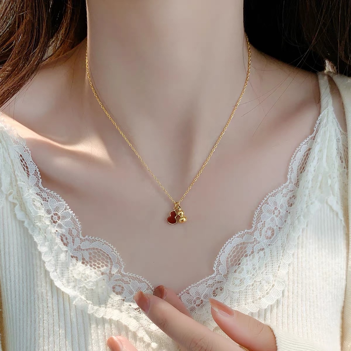 红色葫芦项链女款2025新款轻奢高级感钛钢女士锁骨链不掉色配饰小项链