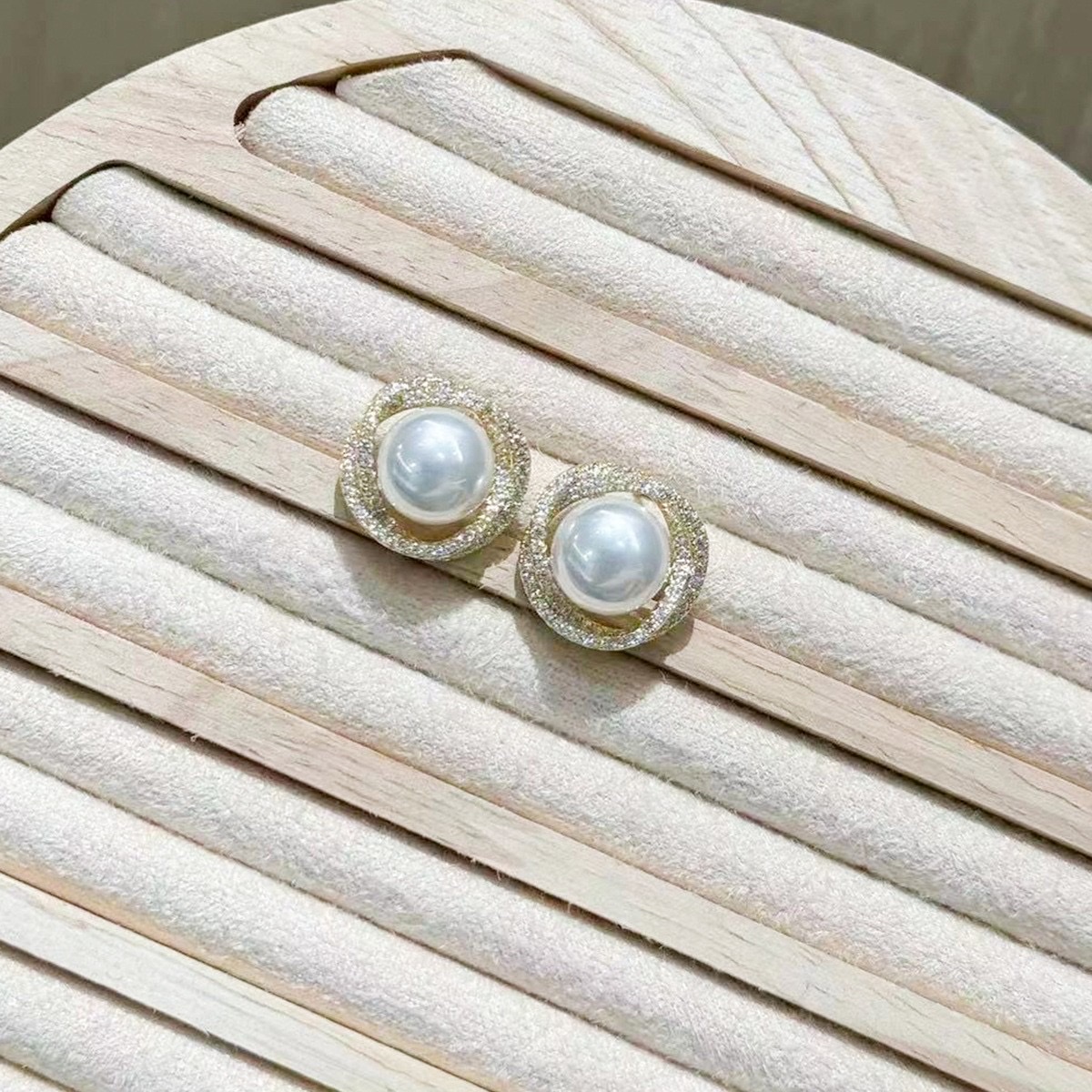 Jewelry, earrings, stud earrings, pearl earrings: Simple, fashionable, elegant and versatile. A new 925s pure silver needle French red pearl stud earrings. Niche, light luxury, high-end earrings. Versatile earrings, pearl earrings Specification image