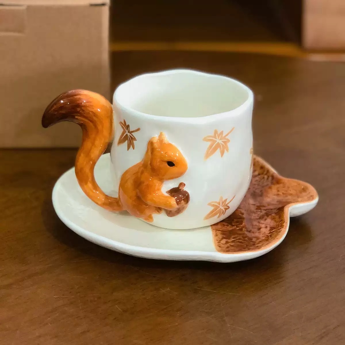 Cute hand-painted squirrel coffee cups and plates, underglaze colored irregular ceramic afternoon tea cups and plates, creative mugs and water cups details Picture