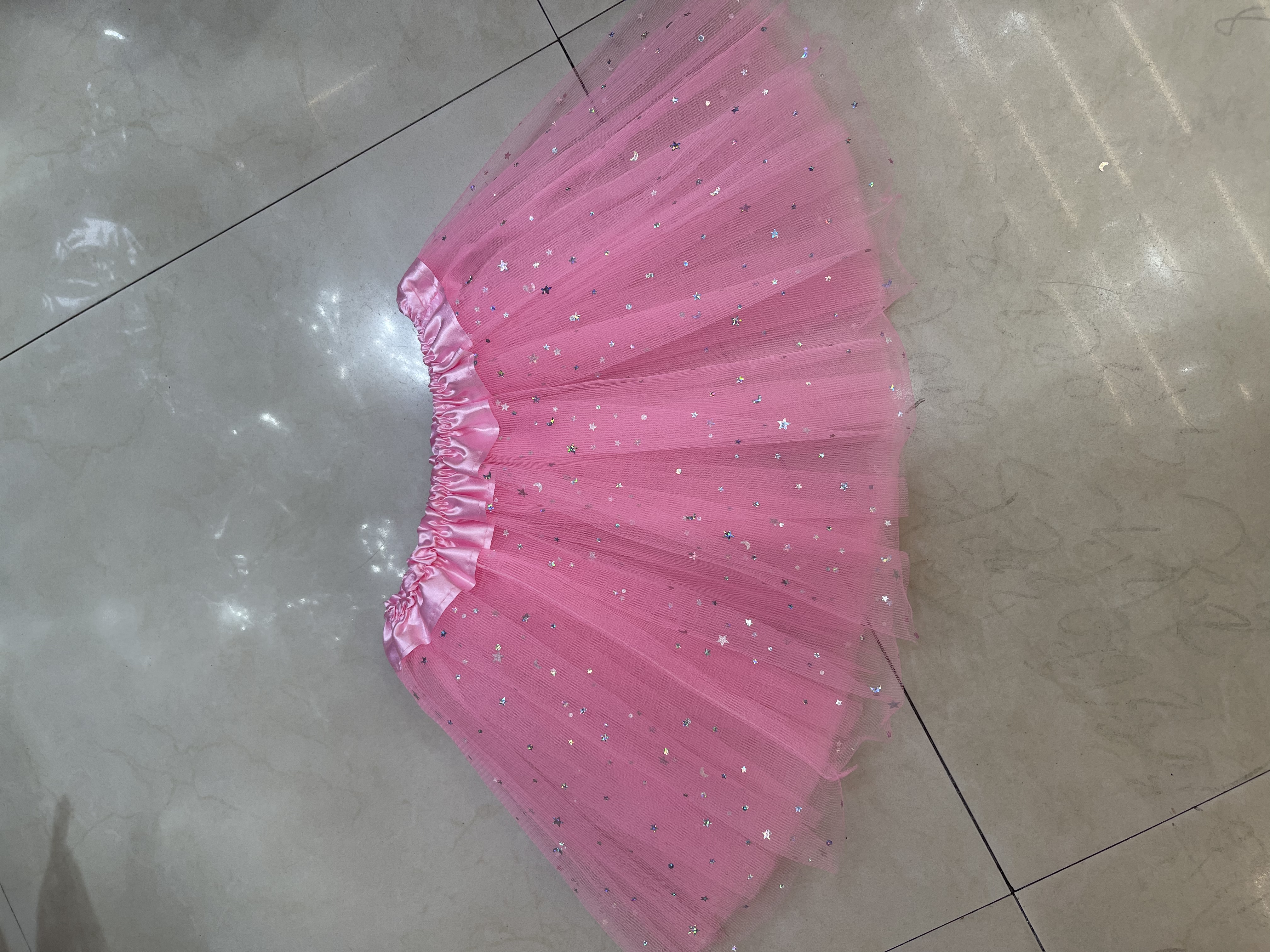 儿童玩具，表演服装。