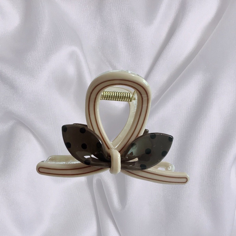 Simple and versatile hair accessories and headwear: Grab clip, printed bow tie, updo, shark clip Application Scenario