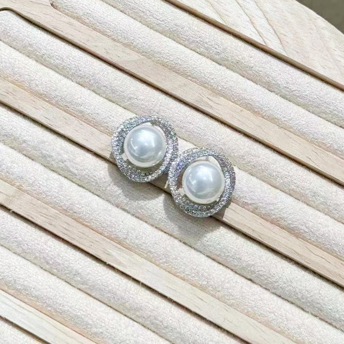 Jewelry, earrings, stud earrings, pearl earrings: Simple, fashionable, elegant and versatile. A new 925s pure silver needle French red pearl stud earrings. Niche, light luxury, high-end earrings. Versatile earrings, pearl earrings Application Scenario
