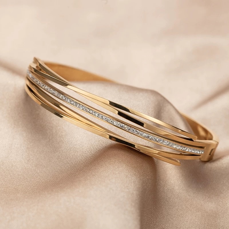 Fashionable multi-layer diamond-encrusted titanium steel bracelet details Picture