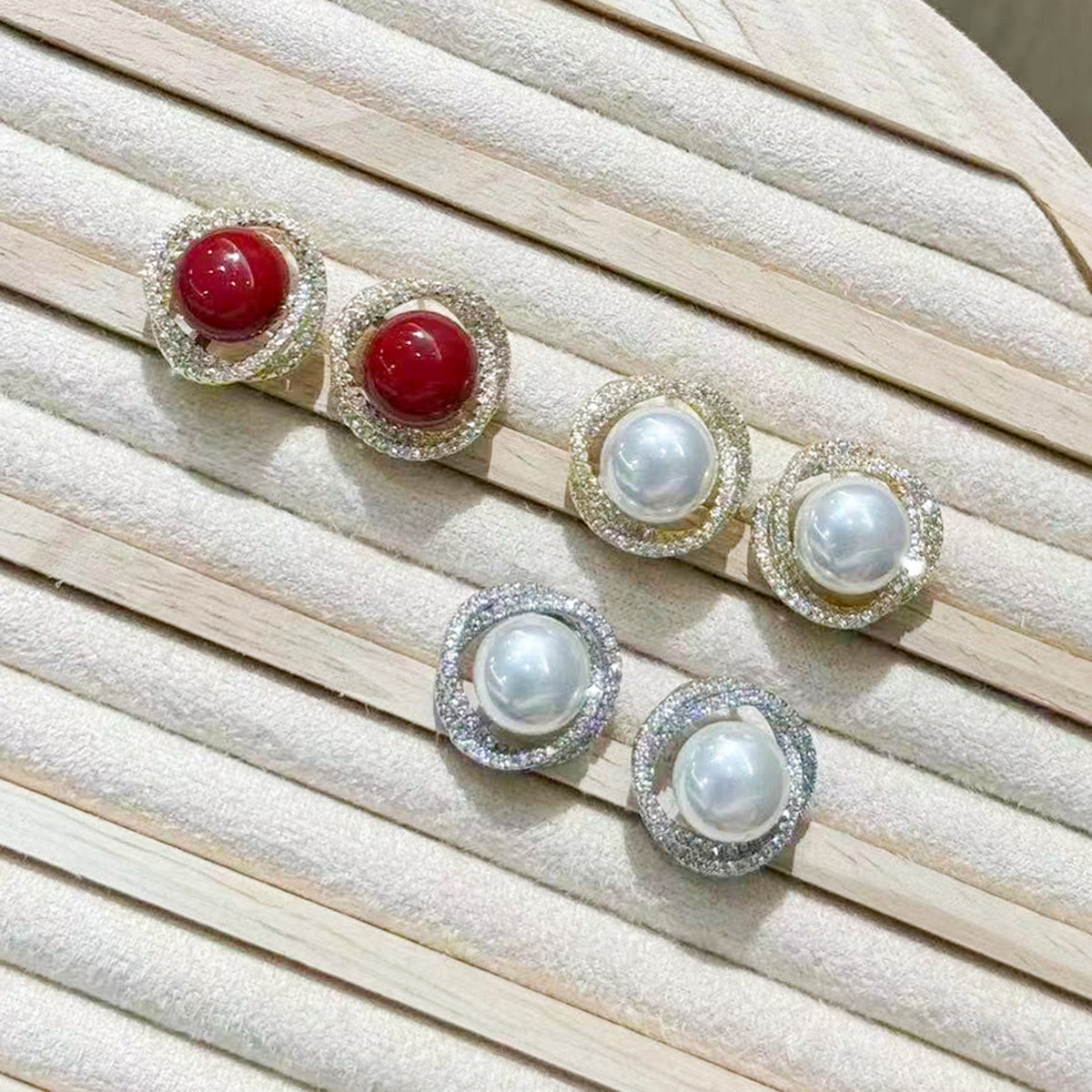 Jewelry, earrings, stud earrings, pearl earrings: Simple, fashionable, elegant and versatile. A new 925s pure silver needle French red pearl stud earrings. Niche, light luxury, high-end earrings. Versatile earrings, pearl earrings