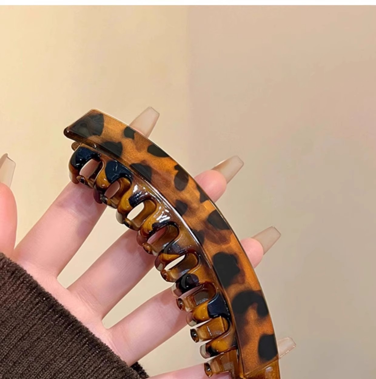 A 13cm large high ponytail clip with a natural and fluffy look that increases hair volume. A banana clip with teeth at the back of the head and anti-slip vertical clip detail image 14