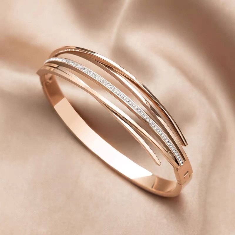 时尚多层镶钻钛钢手镯