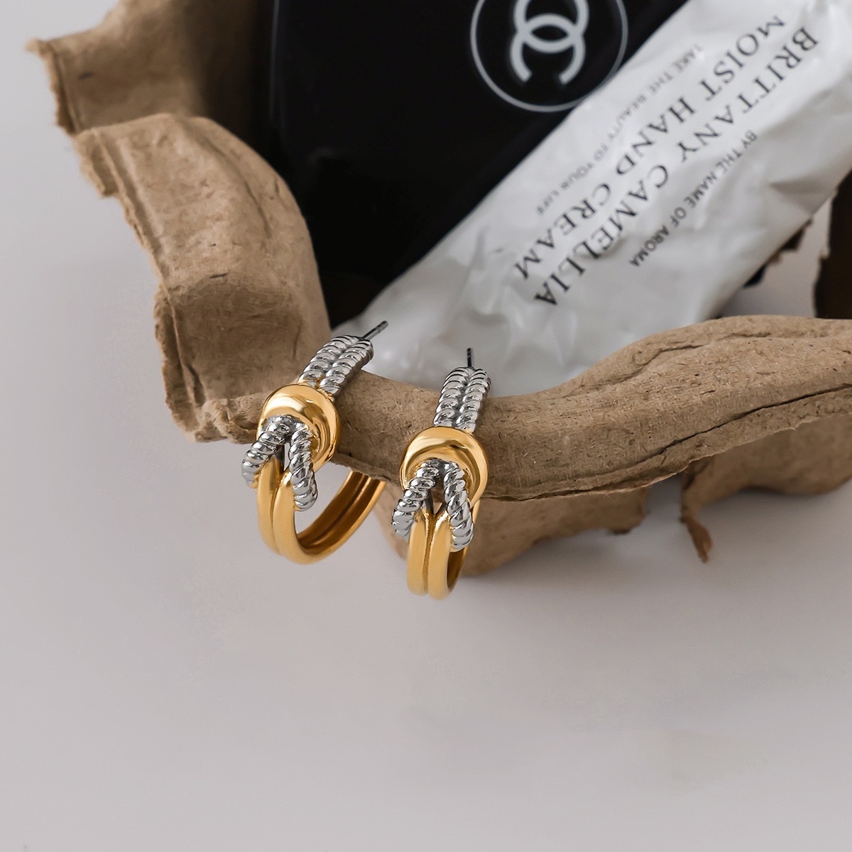 设计经典风18K金不锈钢金银拼色绳结设计螺纹线条双层C圈耳环 