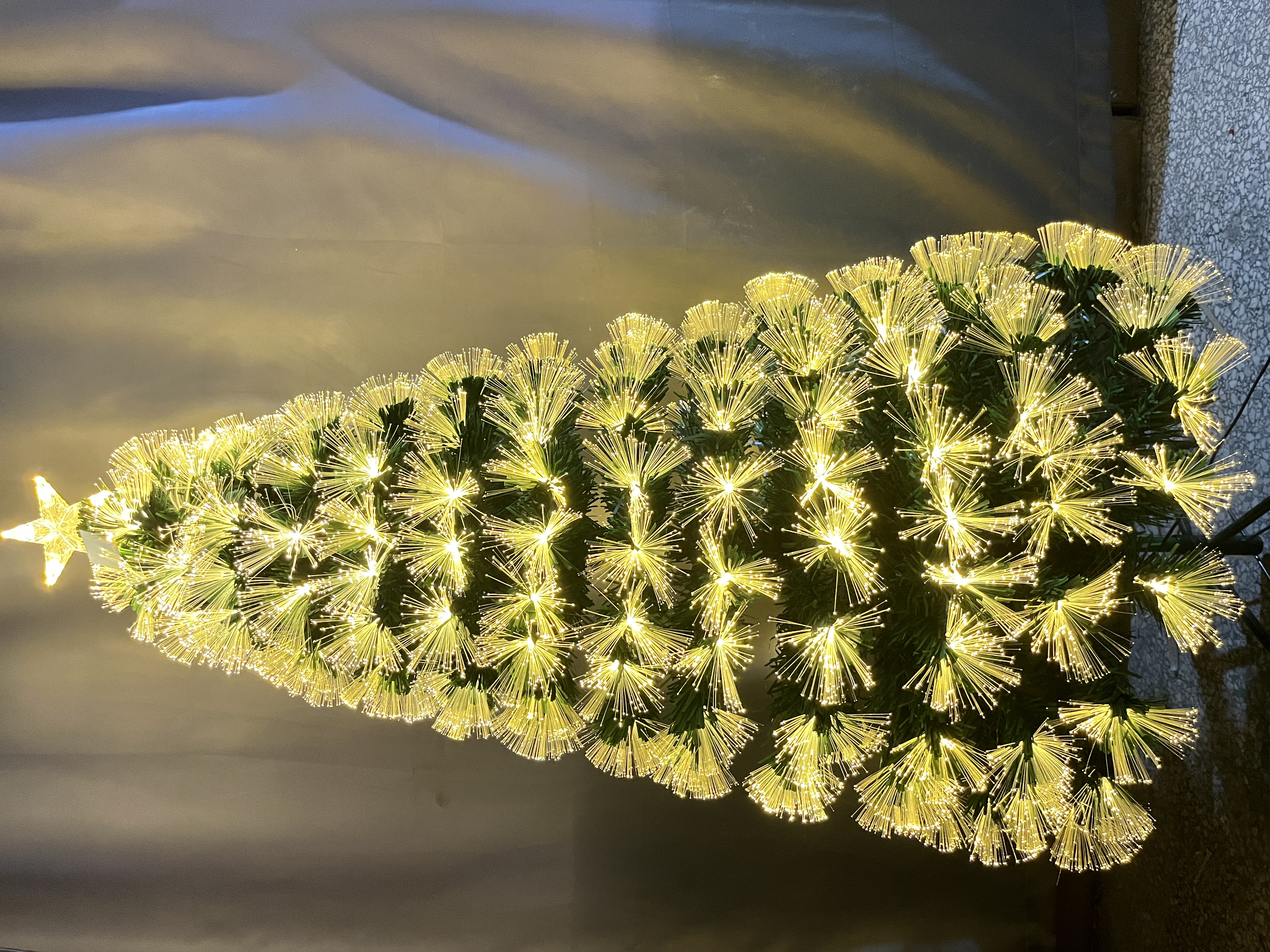 圣诞树 用彩灯装饰的圣诞树，照亮你心中的美好愿望。