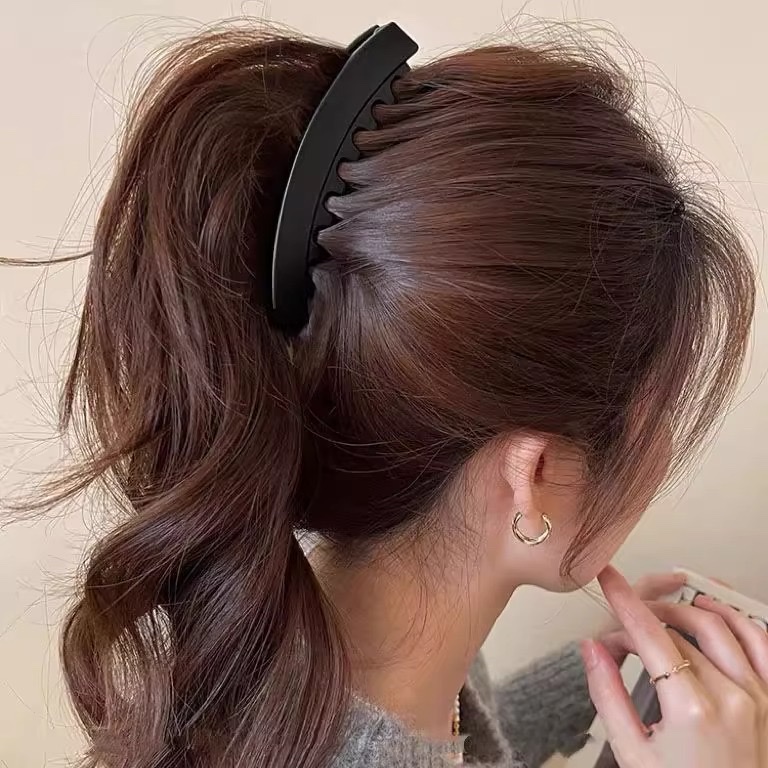 A 13cm large high ponytail clip with a natural and fluffy look that increases hair volume. A banana clip with teeth at the back of the head and anti-slip vertical clip Application Scenario