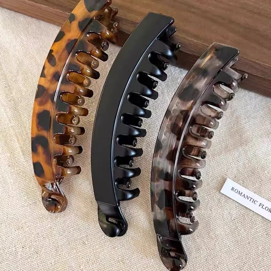 A 13cm large high ponytail clip with a natural and fluffy look that increases hair volume. A banana clip with teeth at the back of the head and anti-slip vertical clip details Picture