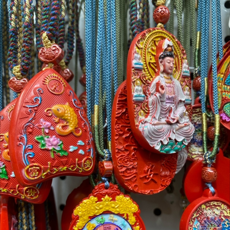 彩绘朱砂，观音，佛，莲花，令牌，守护神，平安扣挂坠白底实物图