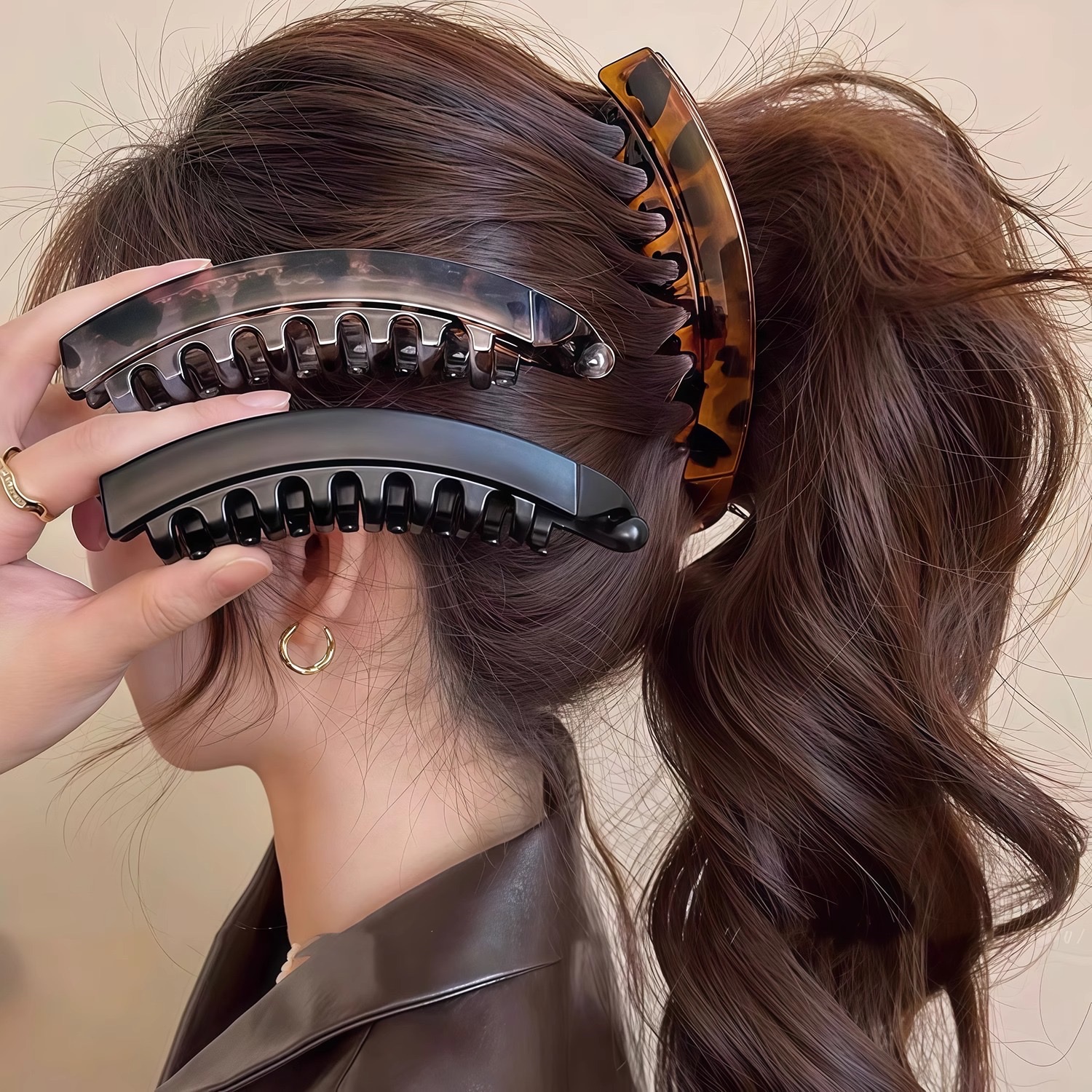 A 13cm large high ponytail clip with a natural and fluffy look that increases hair volume. A banana clip with teeth at the back of the head and anti-slip vertical clip