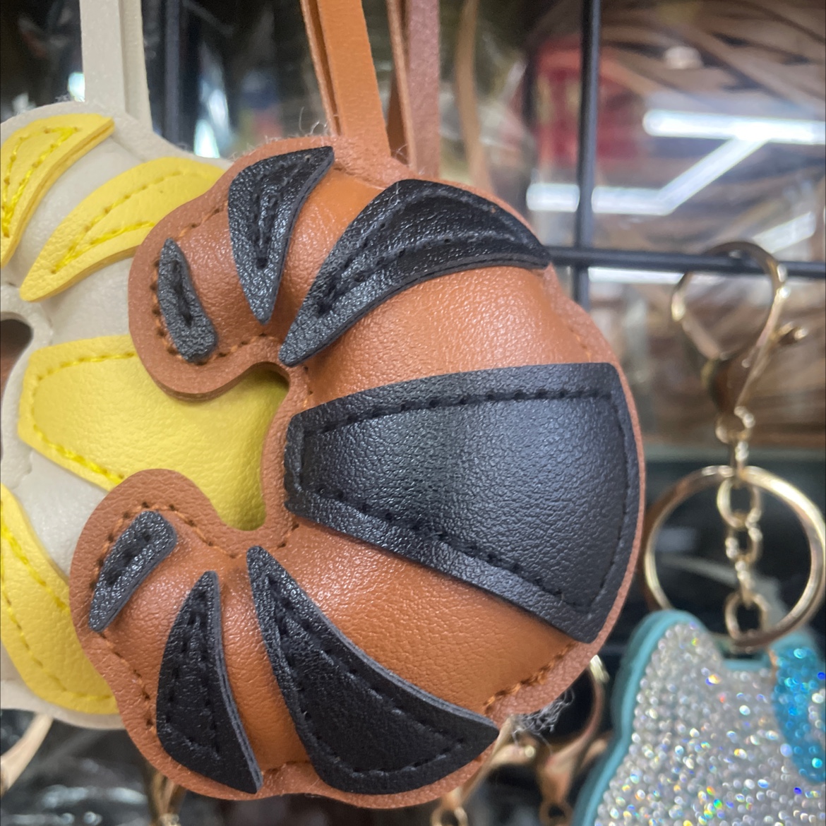 Croissant silicone coin purse key case detail image 3