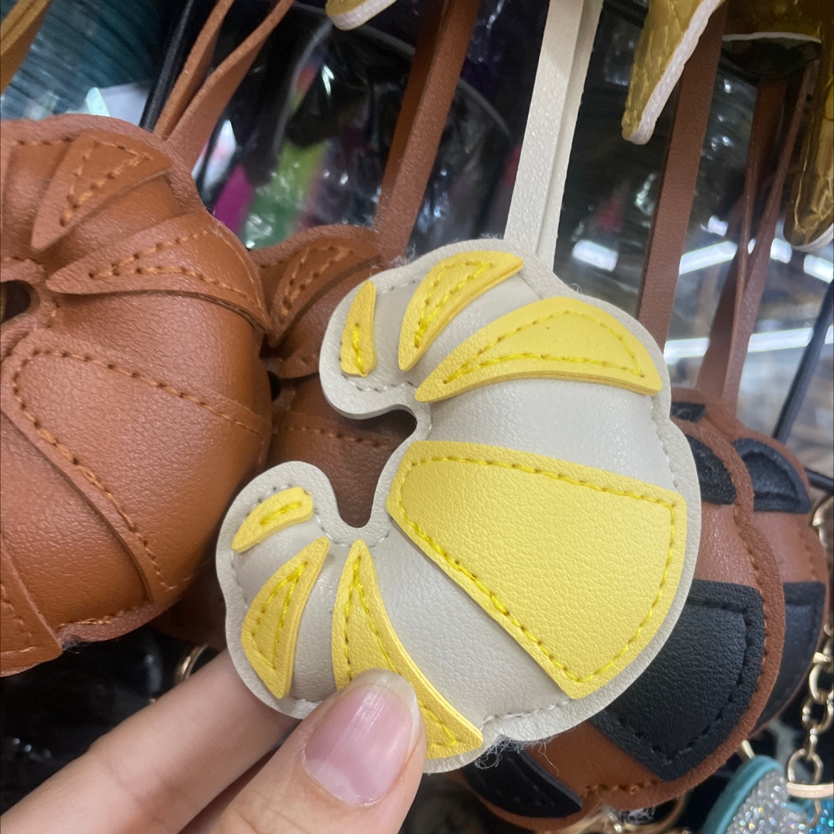 Croissant silicone coin purse key case detail image 2