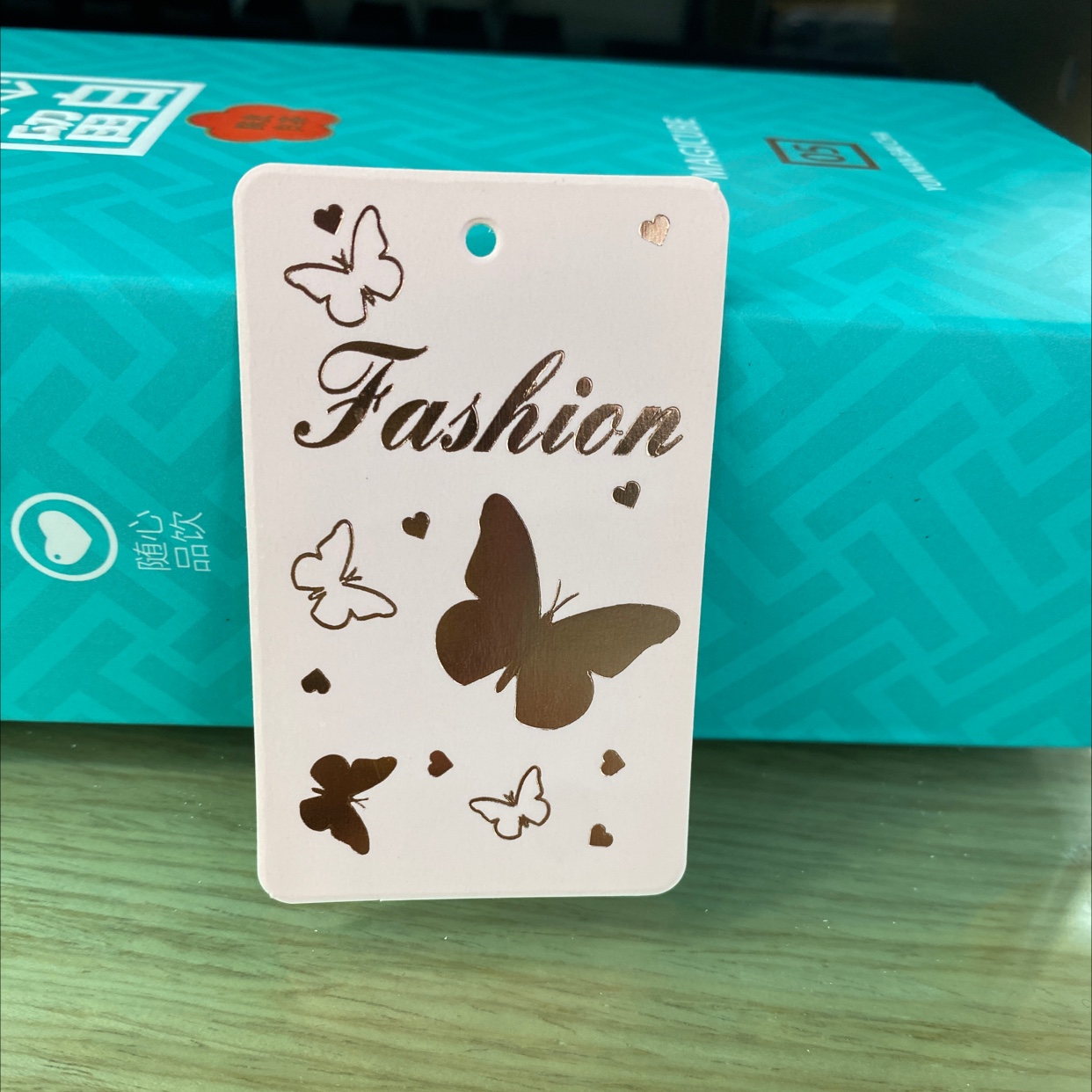 服装吊牌商标标签印刷设计防水加厚覆膜纸塑料蝴蝶