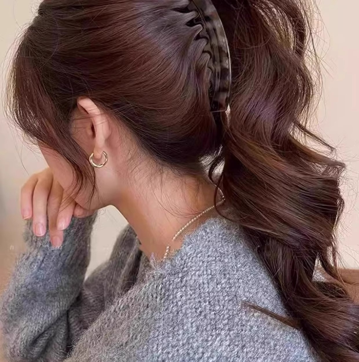 A 13cm large high ponytail clip with a natural and fluffy look that increases hair volume. A banana clip with teeth at the back of the head and anti-slip vertical clip detail image 10