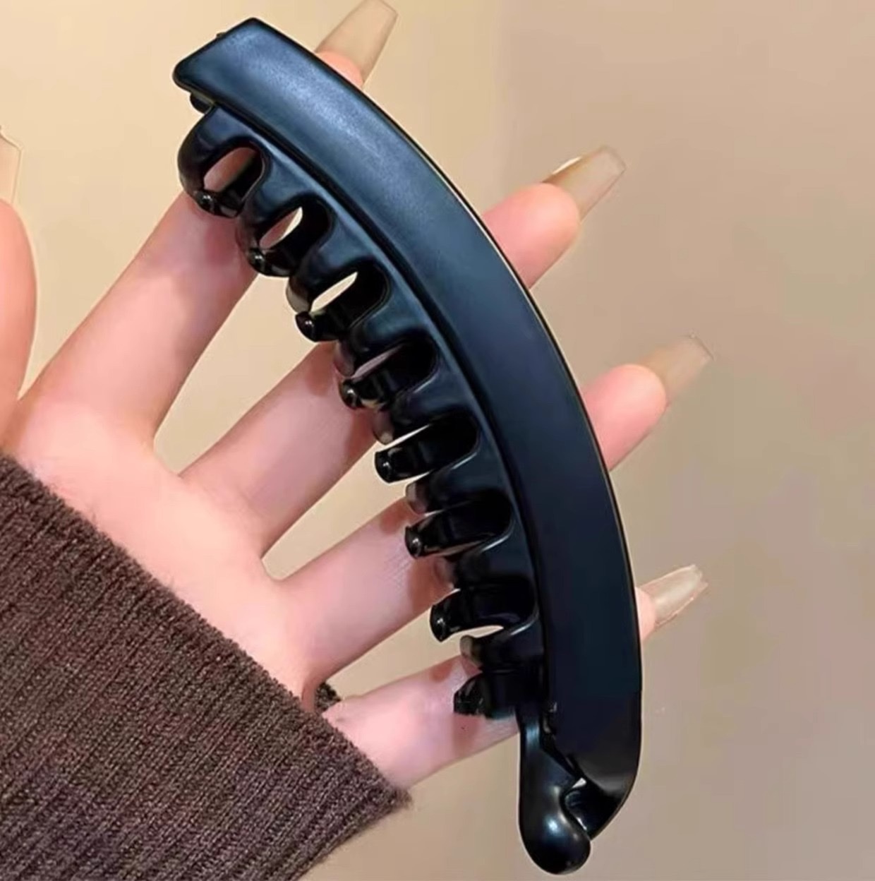 A 13cm large high ponytail clip with a natural and fluffy look that increases hair volume. A banana clip with teeth at the back of the head and anti-slip vertical clip detail image 16
