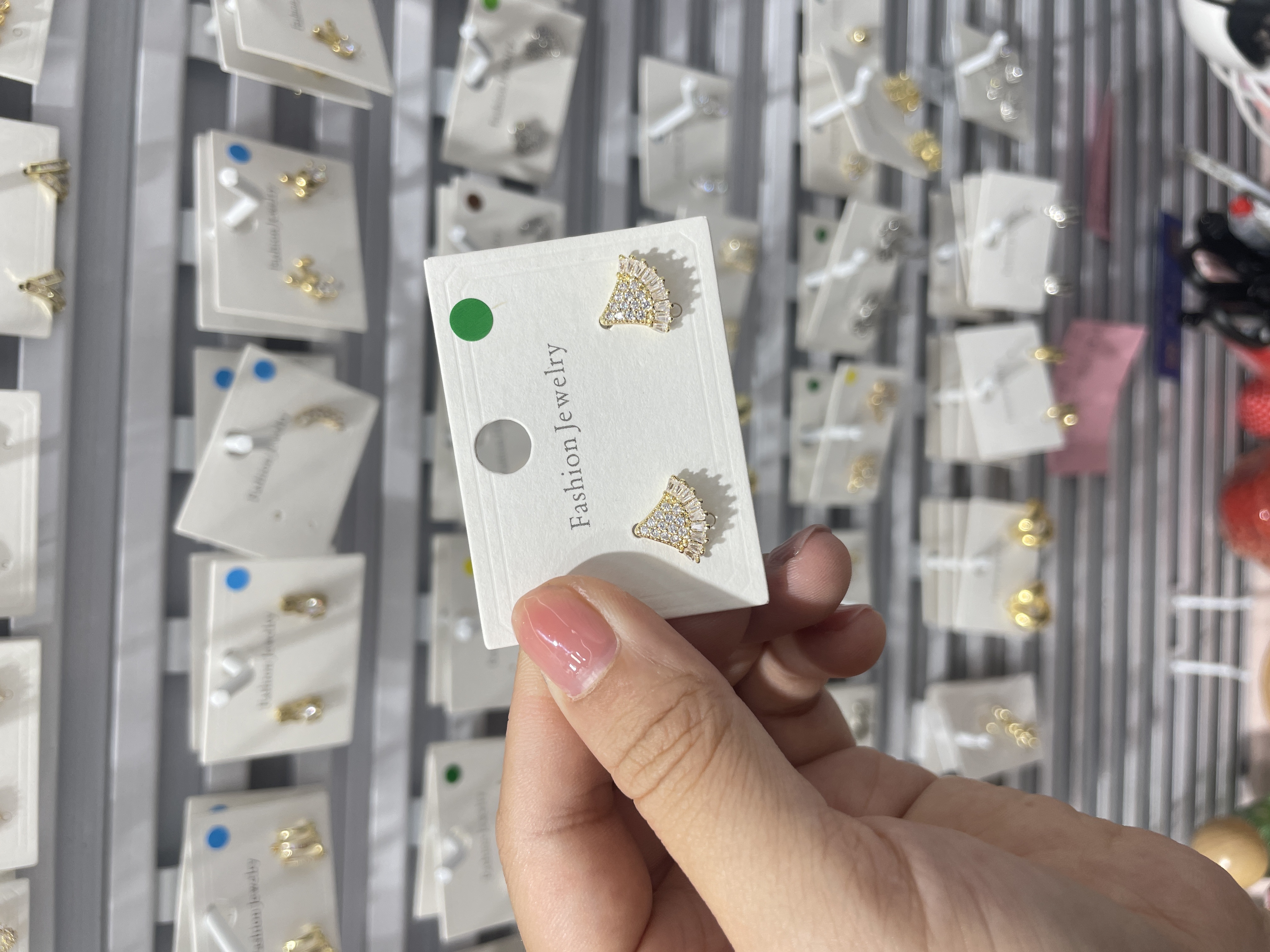 铜镶锆石耳饰杏叶气质耳钉女款时尚优雅潮流饰品