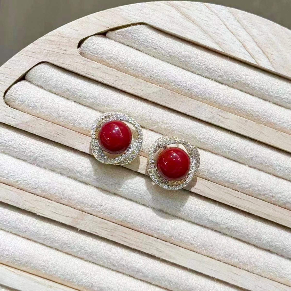 Jewelry, earrings, stud earrings, pearl earrings: Simple, fashionable, elegant and versatile. A new 925s pure silver needle French red pearl stud earrings. Niche, light luxury, high-end earrings. Versatile earrings, pearl earrings details Picture