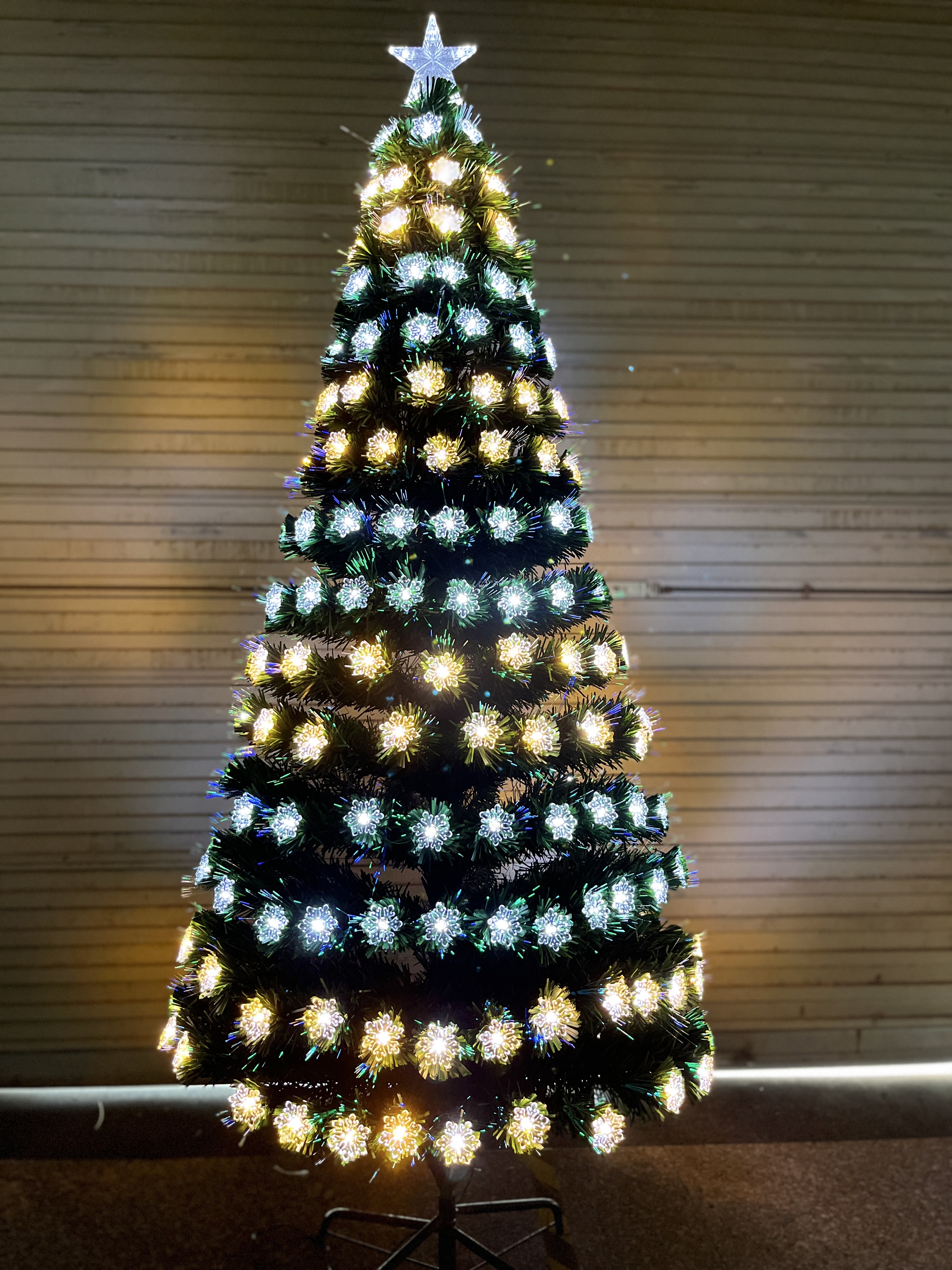 The Christmas tree decorated with colorful lights illuminates your beautiful wishes in your heart. Application Scenario