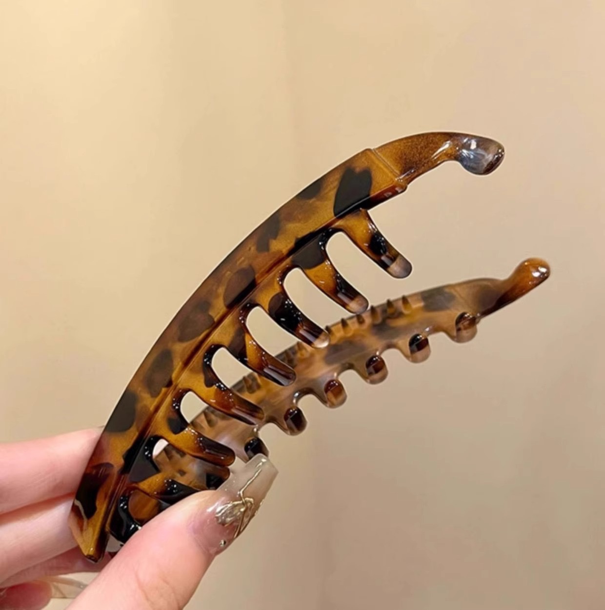 A 13cm large high ponytail clip with a natural and fluffy look that increases hair volume. A banana clip with teeth at the back of the head and anti-slip vertical clip detail image 12