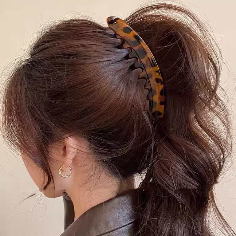 A 13cm large high ponytail clip with a natural and fluffy look that increases hair volume. A banana clip with teeth at the back of the head and anti-slip vertical clip Specification image