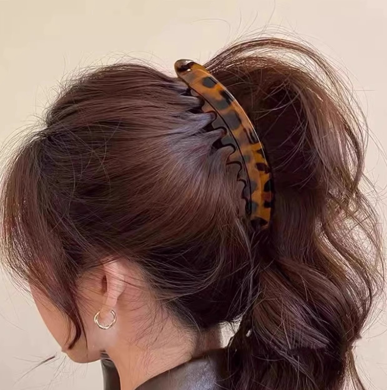 A 13cm large high ponytail clip with a natural and fluffy look that increases hair volume. A banana clip with teeth at the back of the head and anti-slip vertical clip detail image 9