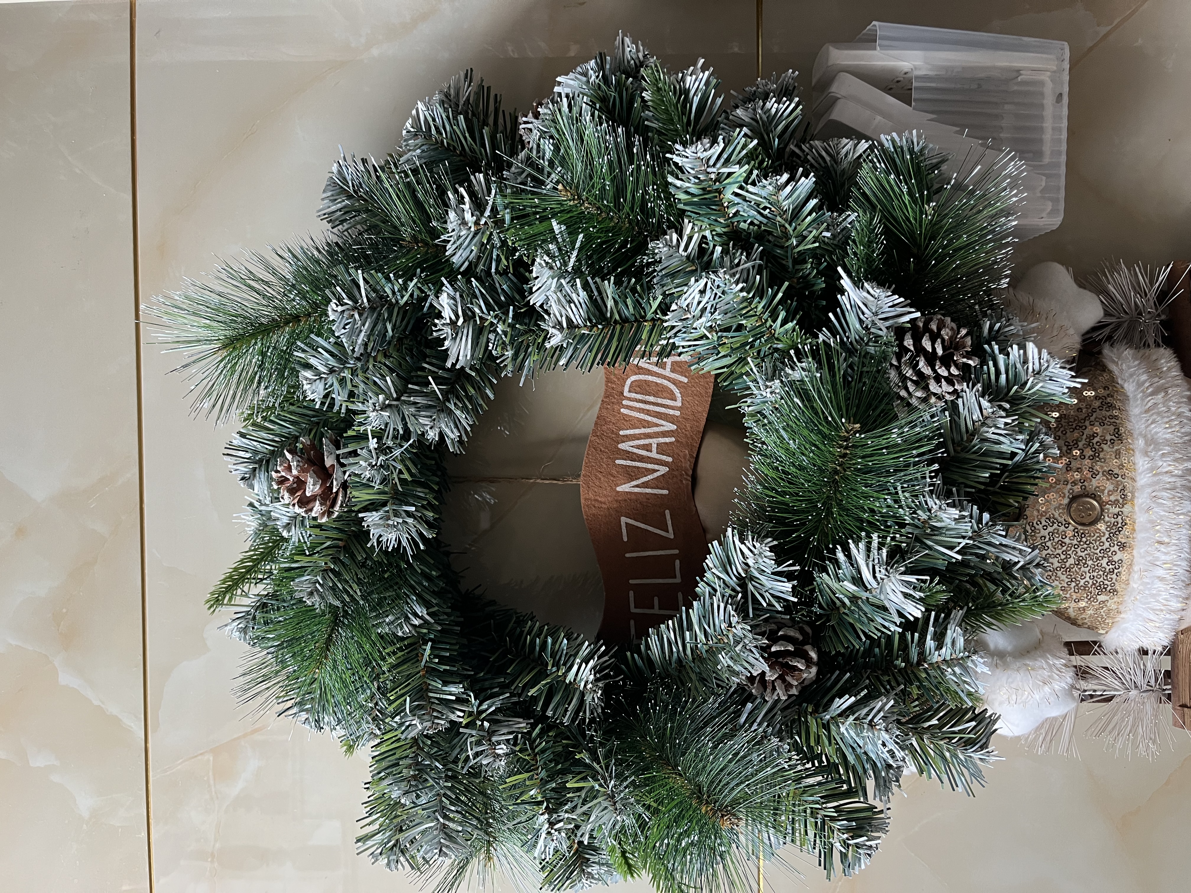 圣诞花环，圣诞装饰花环，松针混合花环，带松果喷白花环产品图