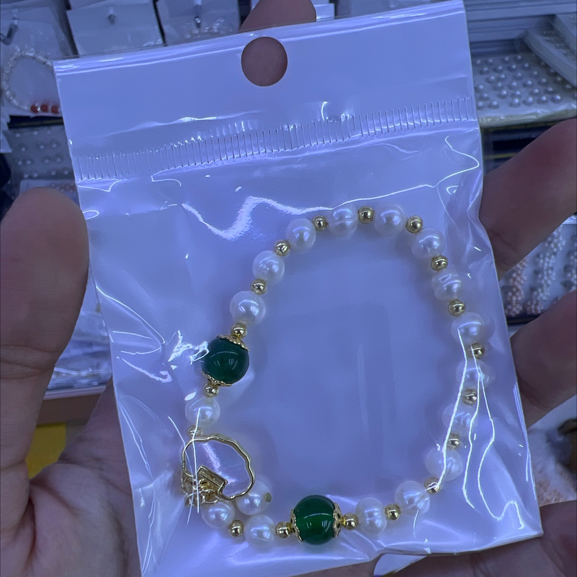 Fábrica precio de tratamiento natural perla de agua dulce pulsera para mujeres nicho diseño original mancuernas de mano adornos de mano varios enviar novia