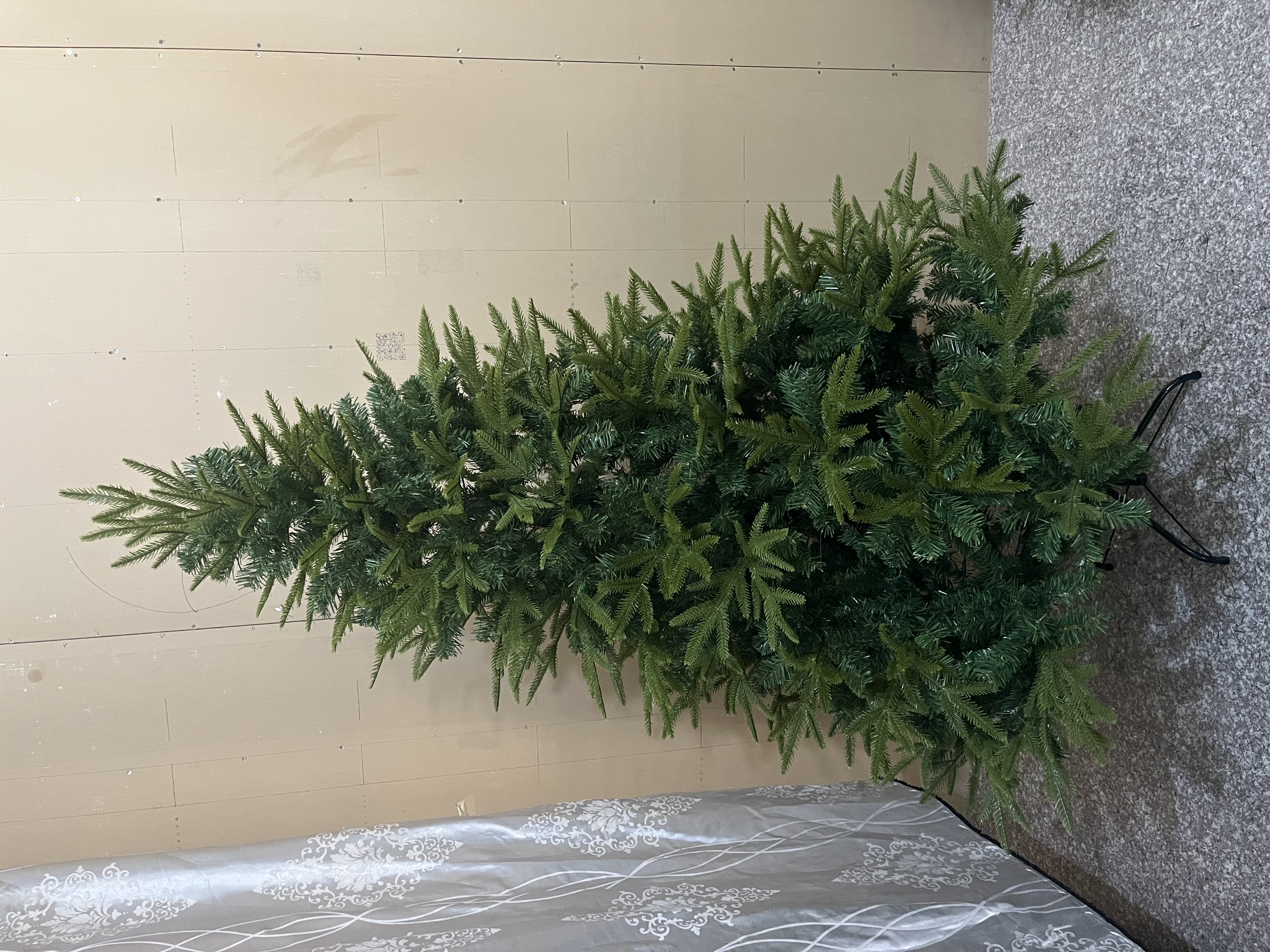 PE+ PVC mixed tree, high-end Christmas tree, PE iron foot tree detail image 1