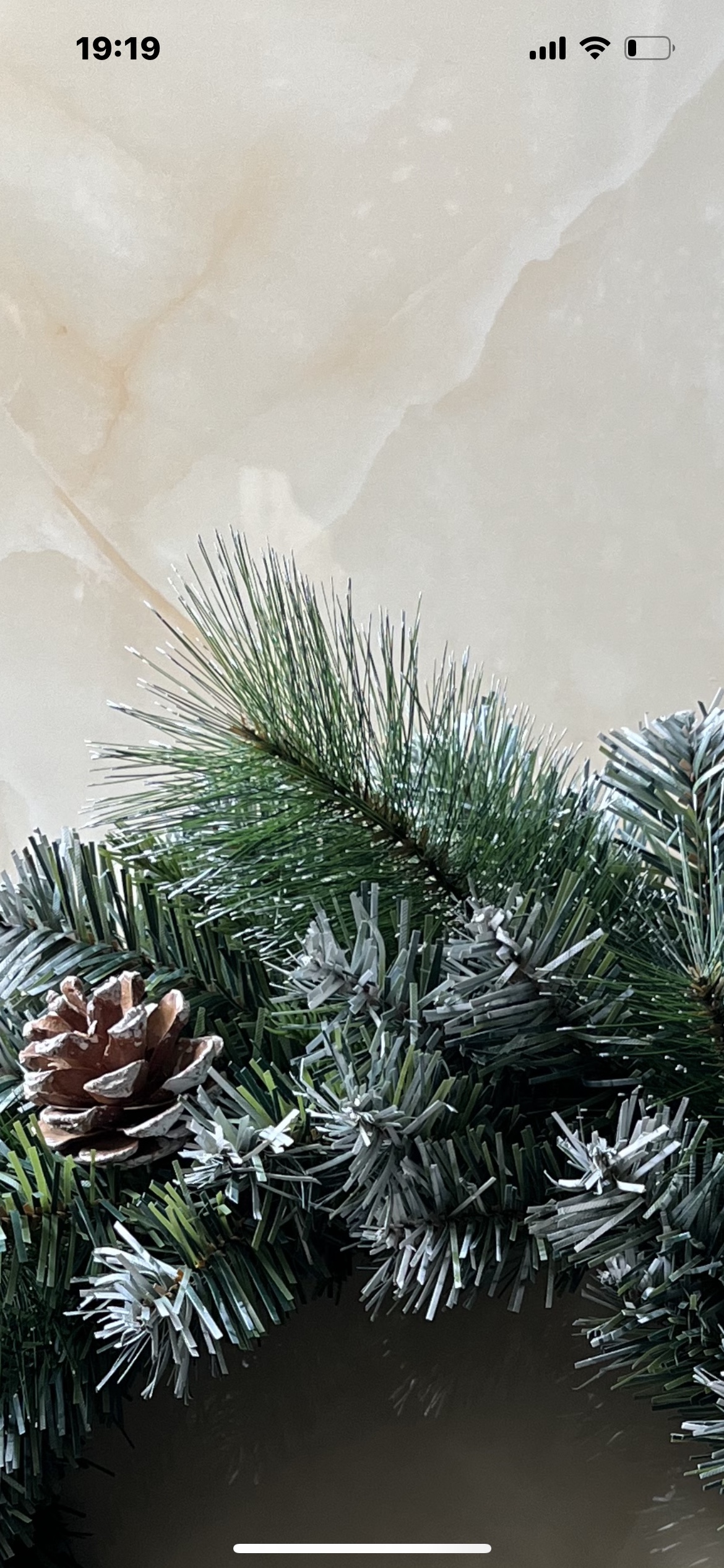 圣诞花环，圣诞装饰花环，松针混合花环，带松果喷白花环白底实物图