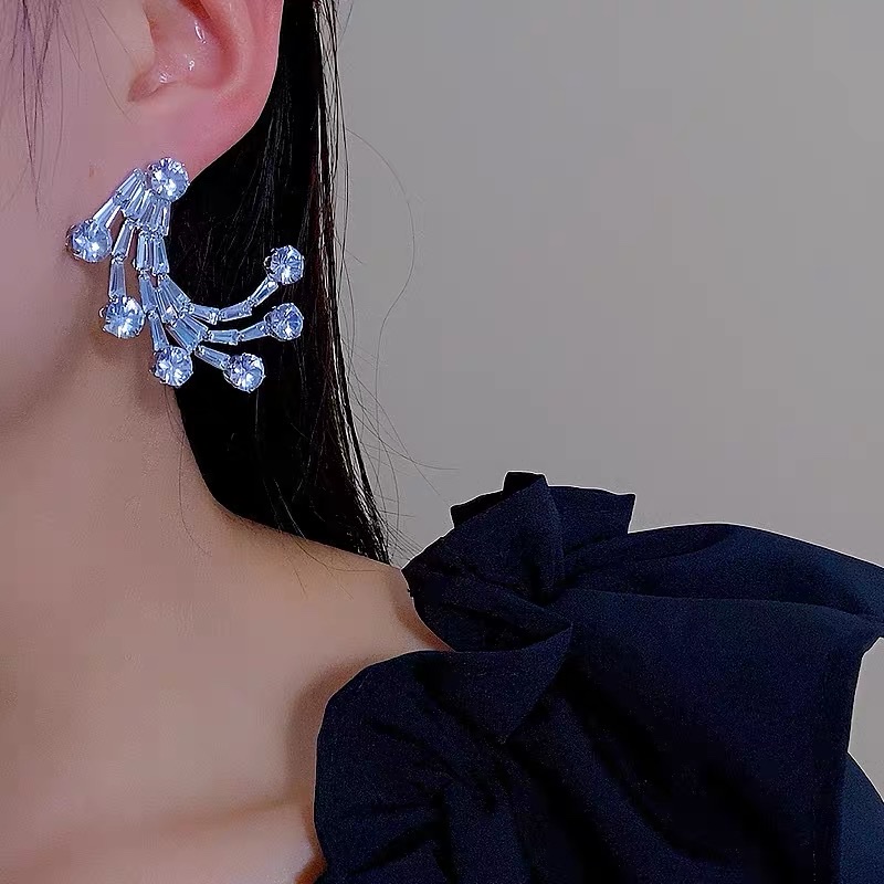 Fashionable pearl earrings, welded zircon earrings, simple and elegant earrings, trendy women's earrings Specification image